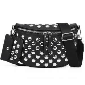 Sac de poitrine en cuir noir à rivets avec pochette pour écouteurs et bandoulière