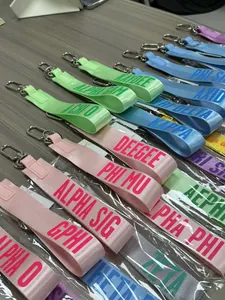 Portachiavi da polso in nylon colorato con ganci metallici in varie tonalità pastello