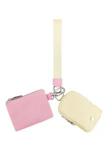 Nahaufnahme der rosa und cremefarbenen Mehrzweck-Handgelenktasche mit gewebtem Armband