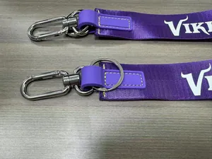 Dettaglio macro del portachiavi in tessuto viola con moschettone argento e testo VIKING