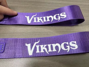 Dettaglio dei cinturini da polso in nylon viola con stampa logo Vikings bianca su legno