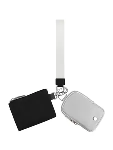 Detailansicht des multifunktionalen Handgelenktaschen-Sets mit gewebtem Gurt und Nylontaschen