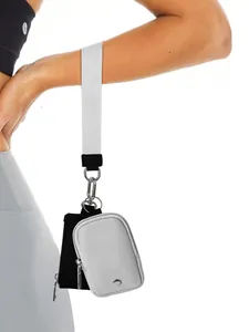 Detailansicht der Handgelenktasche mit zwei Minibeuteln und gewebter Handschlaufe