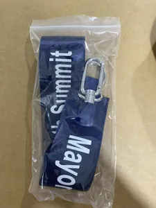 Dettaglio di cordino in nylon blu scuro con gancio metallico in confezione trasparente