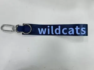 Dettaglio di un portachiavi in tessuto blu scuro con anello in argento e testo Wildcats