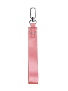 Dettaglio del cinturino rosa intrecciato con chiusura in metallo argento e cuoio