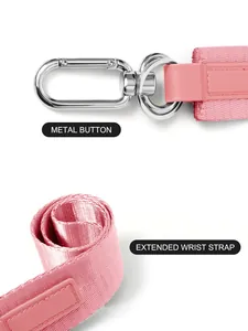 Dettaglio del cinturino da polso rosa esteso con bottone in metallo lucido e nylon