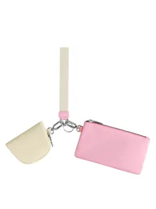 Nahaufnahme von rosa Tasche und beigem Münzfach-Set an weißem Stoff-Schlüsselband