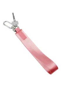 Dettaglio del cinturino da polso in tessuto rosa con moschettone e anello in argento