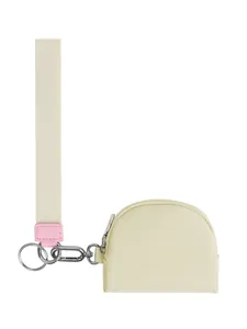 Detail der multifunktionalen Handgelenktasche mit silbernem Reißverschluss und Webband
