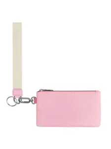 Detail der rosa Handgelenktasche mit beigem Webband und silbernem Metallclip-Haken