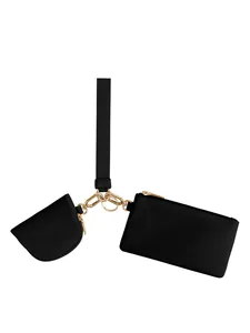Detail eines schwarzen Handgelenkbeutels mit Goldzipper und abnehmbarem Münzfach