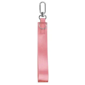 Portachiavi in nylon rosa con anello a D in metallo argento e moschettone su sfondo bianco