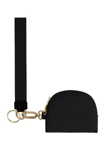 Detail einer schwarzen Nylon-Handgelenktasche mit goldener Hardware und Gurt