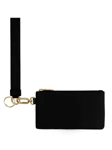 Detailansicht der schwarzen Nylon-Handgelenktasche mit goldfarbenem Reißverschluss