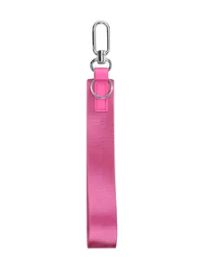 Dettaglio macro del cinturino in nylon magenta con gancio a molla argento e anello