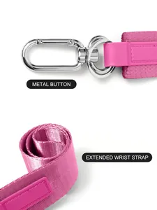 Dettaglio del cinturino in nylon intrecciato rosa con bottone in metallo lucido