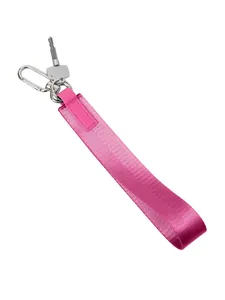 Dettaglio del cordino in nylon intrecciato rosa acceso con moschettone e anello in argento