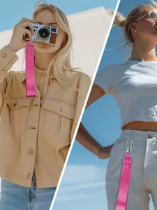 Dettaglio del cinturino da polso in nylon rosa con clip argentata per fotocamere