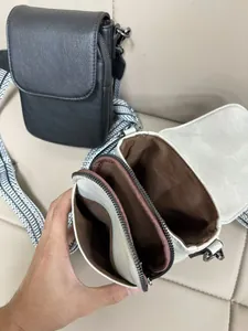 Dettaglio della mini borsa a scacchi con doppia cerniera e tracolla in tessuto