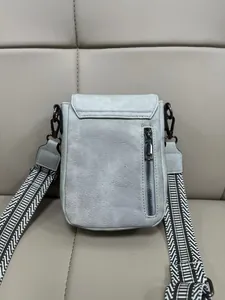 Dettaglio della mini borsa a tracolla in pelle PU con cinturino a motivi geometrici neri