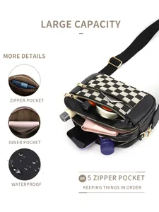 Détail du sac bandoulière à damier avec grande capacité et matière imperméable