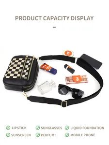 Détail de la capacité du sac bandoulière à damier montrant les objets du quotidien