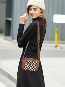 Détail d'un sac bandoulière en PU marron avec poche à damier et sangle ajustable
