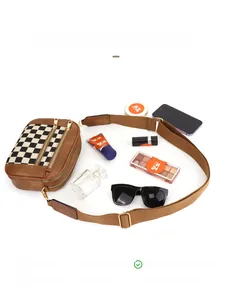 Vue détaillée de l'intérieur du sac à carreaux avec compartiments et double zip