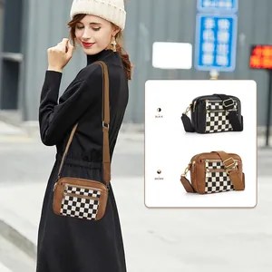 Sac en Bandoulière pour Femme à la Mode en Cuir PU Design Damier Matelassé Avec Bandoulière Large Brodée Multi Poches Petit Sac Carré Sac à Épaule de Voyage