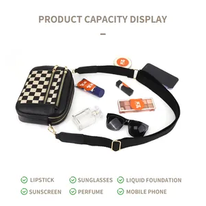 Sac à bandoulière damier en cuir noir avec garnitures dorées et sangle réglable