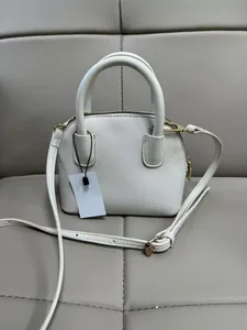 Vue de dessus du mini sac coquille blanc motif litchi avec zip doré et bandoulière