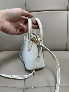 Vue latérale du mini sac à main en cuir PU blanc avec détails en métal doré chic