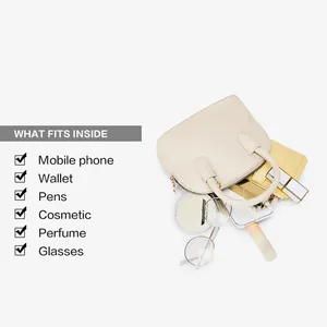 Mini sac à main beige en similicuir avec poignées montrant la capacité et les essentiels