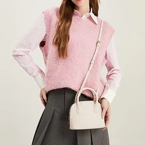 Vue détaillée d'un mini sac à main beige en forme de coquillage avec bandoulière