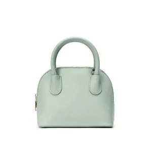 Détail du sac à main bleu clair en cuir grainé avec poignée supérieure ronde