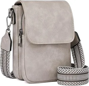 Dettaglio mini borsa a tracolla grigia per cellulare con cinturino a righe e zip