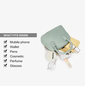Capacité intérieure du sac menthe montrant téléphone, portefeuille et cosmétiques