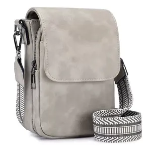 Dettaglio della borsa a tracolla in pelle PU grigia con cinturino a righe e zip in metallo