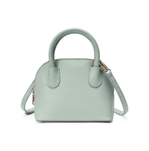 Détail du sac à main vert menthe en cuir PU grainé avec fermeture éclair dorée et coutures