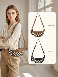 Détail du sac de poitrine à damier avec sangle réglable et pochette en marron et noir