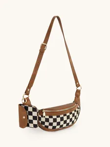 Détail de la bandoulière réglable avec pochette sur le sac bandoulière à damier marron