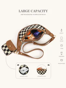 Détail du sac bandoulière à damier avec grande capacité et poche zippée pratique
