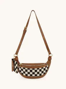 Détail du sac bandoulière à damier avec sangle réglable et finitions dorées
