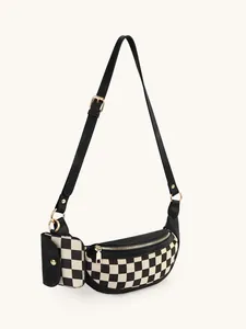 Détail du sac banane à damier avec bandoulière noire réglable et garniture dorée