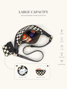 Détail du sac banane à damier montrant la grande capacité pour cosmétiques et mobile