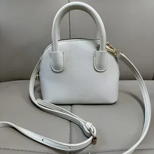 Sac à main élégant en cuir litchi blanc avec bandoulière réglable et détails dorés