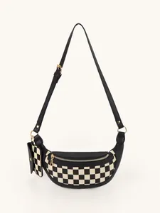 Détail d'un sac banane à damier avec mini pochette et boucles métalliques dorées