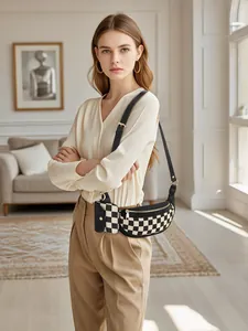 Détail du sac à damier avec bandoulière réglable et petite pochette carrée amovible