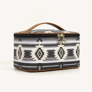 Boho-Kulturtasche aus PU-Leder mit geometrischem Muster, braunen Griffen und Goldreißverschluss